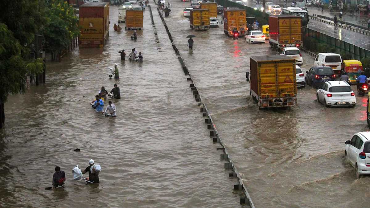 एनसीआर में रातभर बरसे बादल, गौतमबुद्ध नगर में आज बंद रहेंगे आठवीं तक के सभी स्कूल